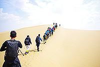 參加同學越過沙漠中的山丘（北京大學交流活動參加者陳俊屹同學提供）